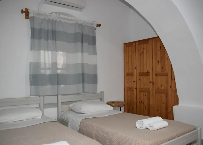 לינה וארוחת בוקר Old Mykonos Drafaki